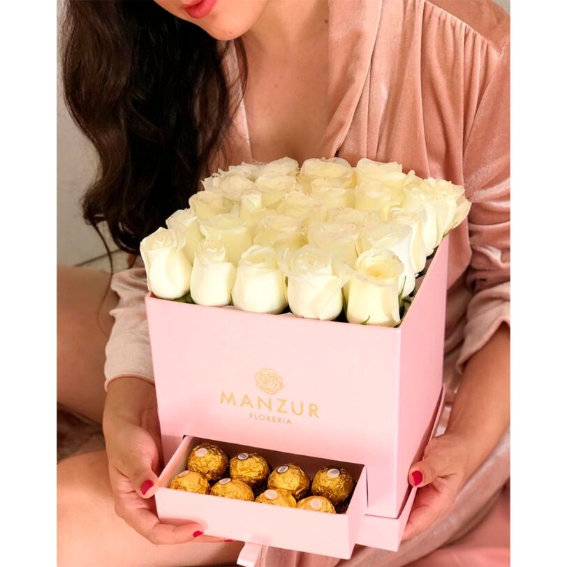 caja con chocolates y rosas