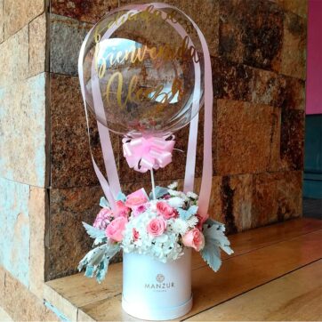 caja con flores y globo