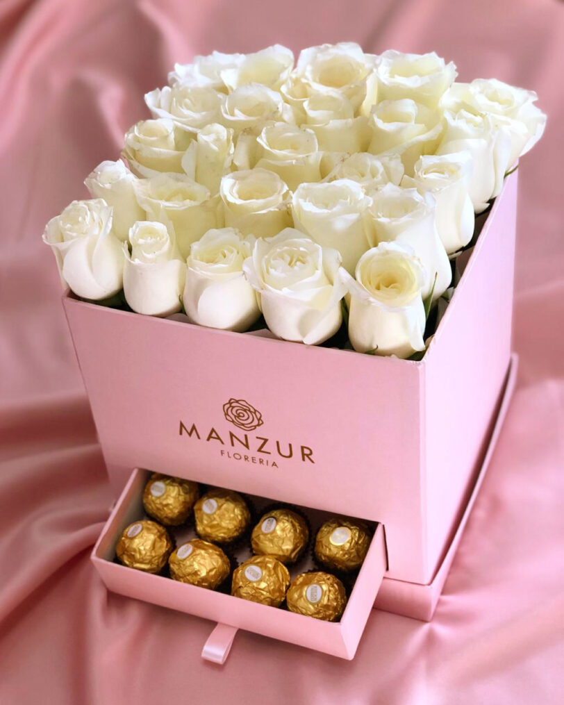 caja con chocolates y rosas