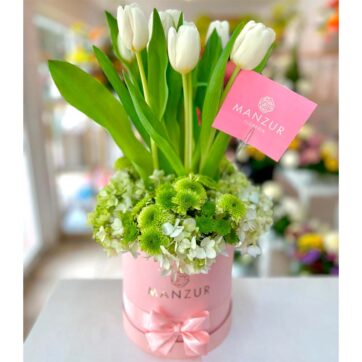 cajita con tulipanes blancos y hortensias