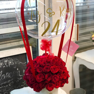 caja con rosas rojas y globo