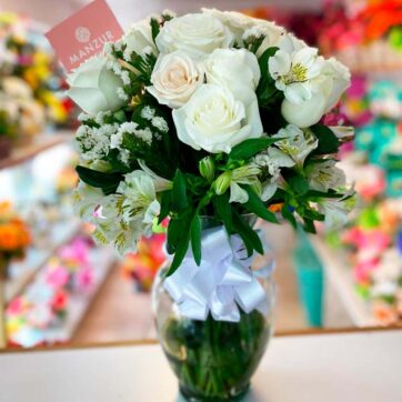 Jarrón con 20 rosas blancas y alstroemeria