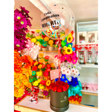 Caja de flores y globo personalizado