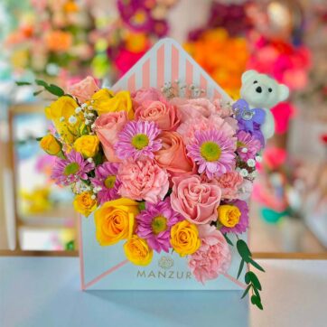 Postal floral con flores amarillas claveles y oso