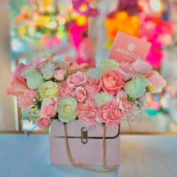 bolsita floral con rosas rosadas, blancas y claveles