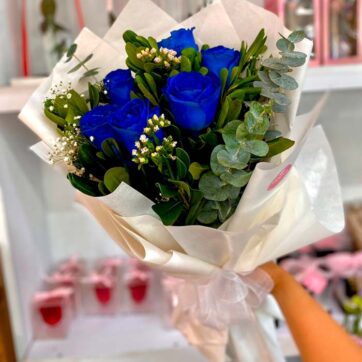 ramo con 6 rosas azules