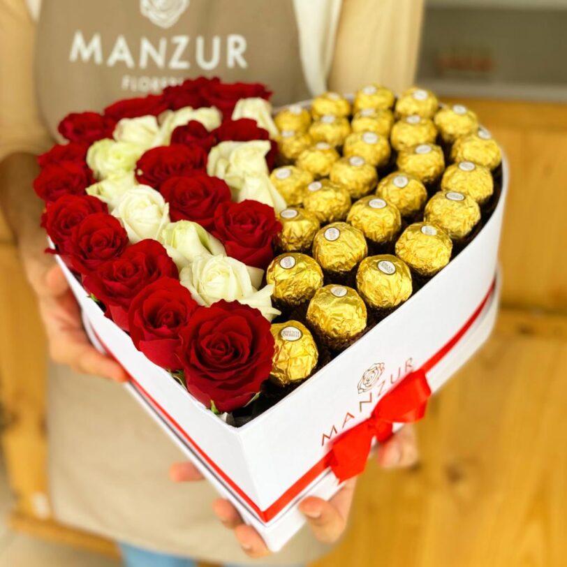 corazon con rosas y chocolates