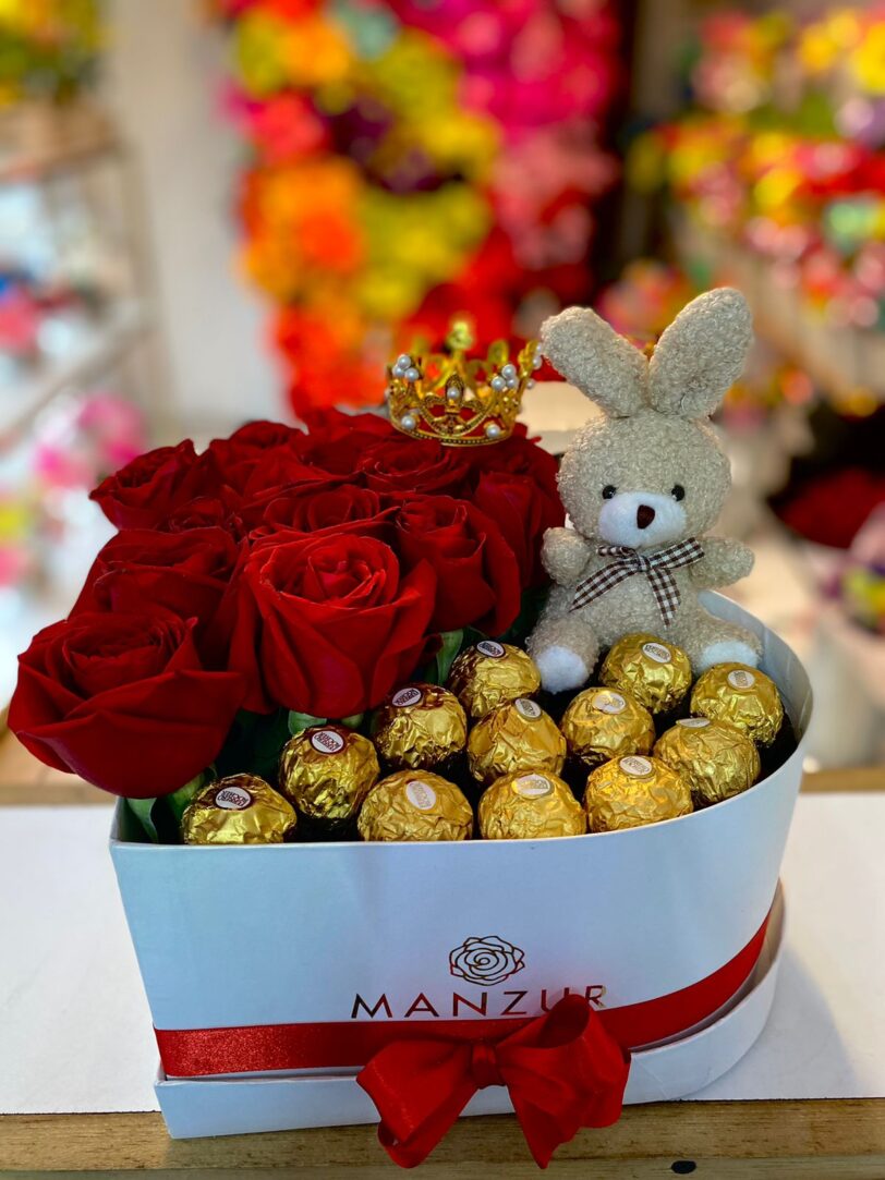 corazon con rosas chocolates peluche y corona