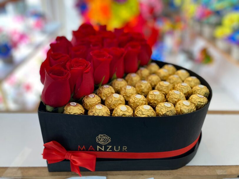 caja de corazon con rosas y chocolates