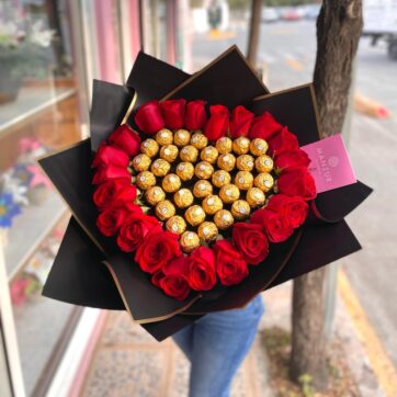 Ramo de rosas y chocolates con forma de corazón